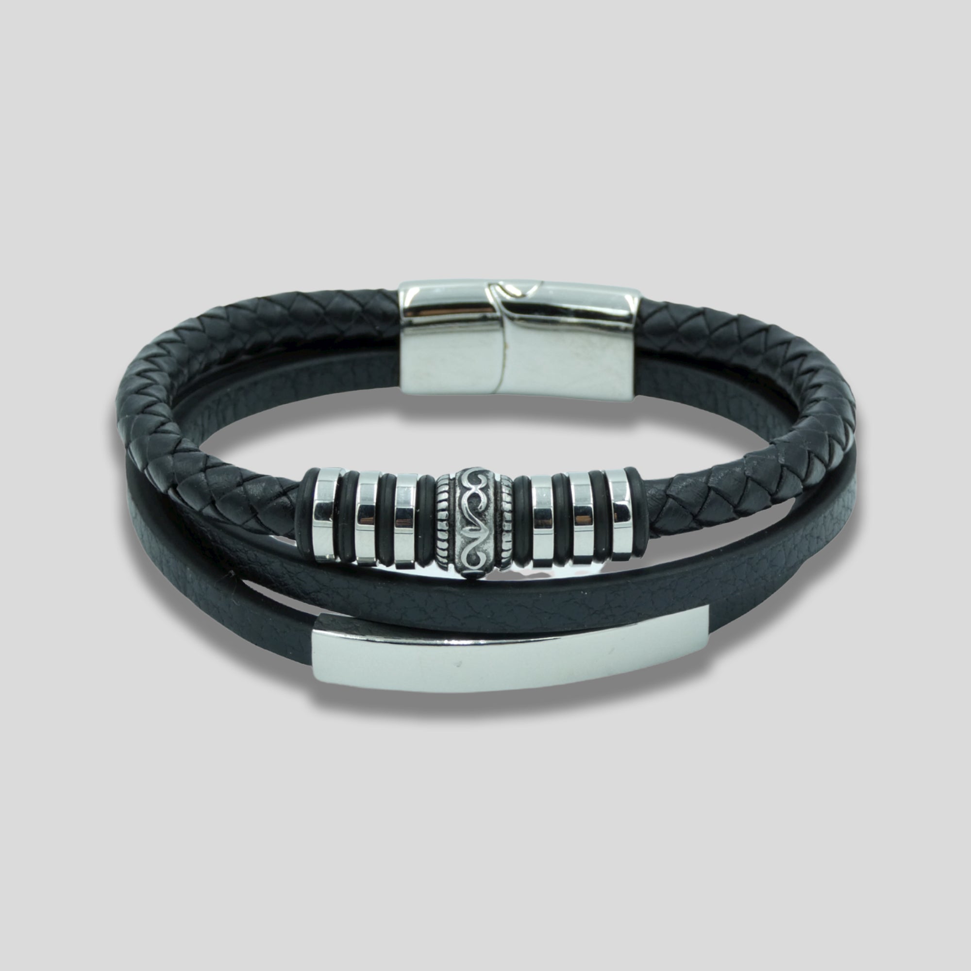 Bracelet en cuir multicouche noir avec breloques argentées