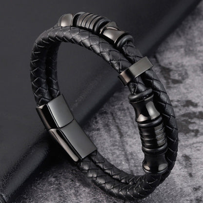 Bracelet tressé en cuir noir avec breloques noires